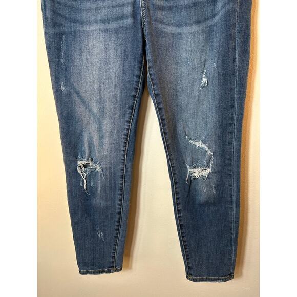 JUDY BLUE Women’s Distressed Relaxed Fit Jeans / Size: 30 - Picture 7 of 10